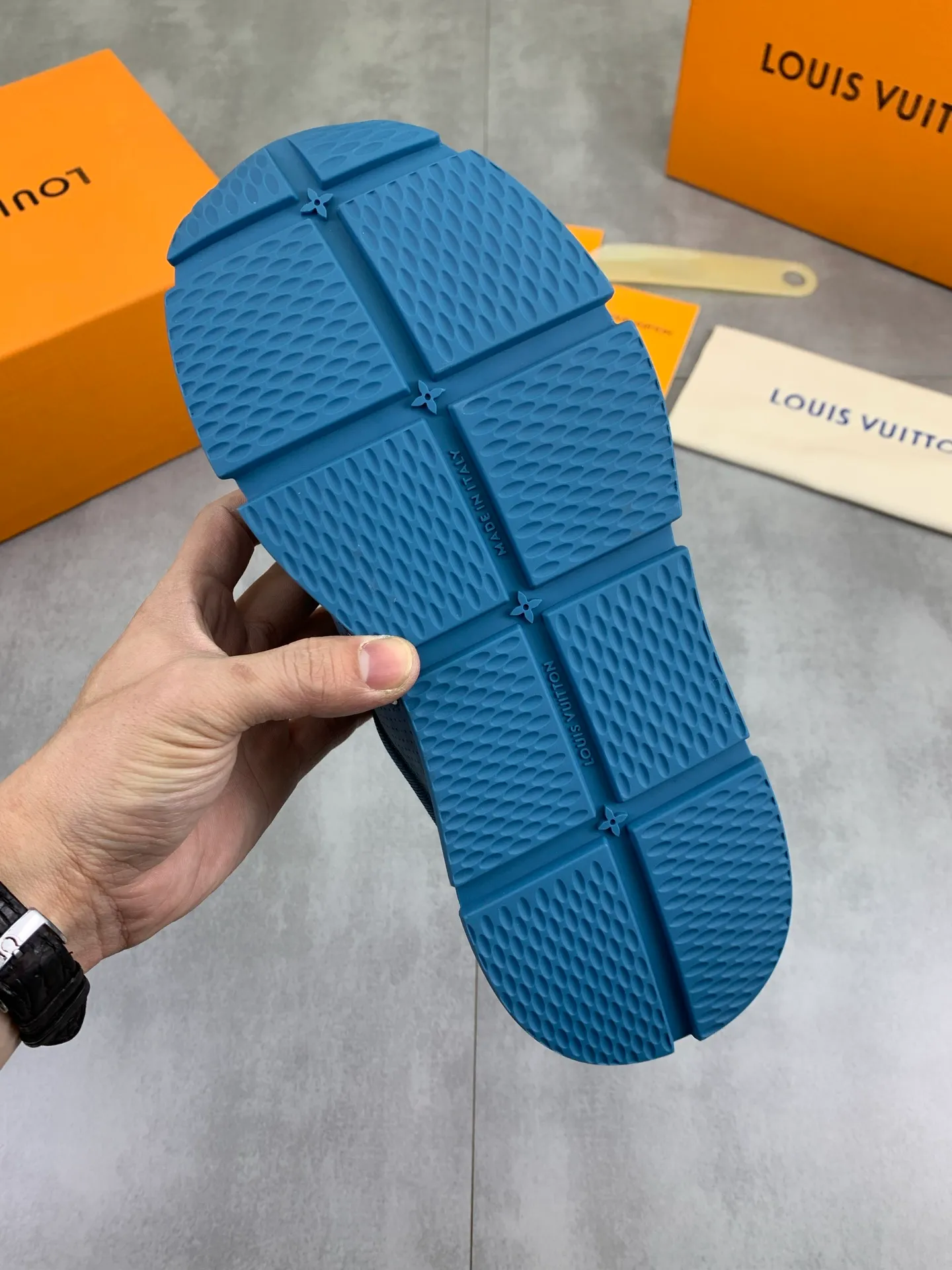 Factory price P700 💶 Top version [LOUIS VUITTON] Couple 🧑‍🤝‍🧑 Craftsman style Counter series (original order) New style 🍀LV Louis Vuitton - top version LV classic high-top trendy shoes! Made of imported original craft calfskin, original breathable lining, and original wear-resistant, lightweight, high-end TPU outsole! High quality products! 2️⃣ colors available, size: male 38-44 (45 46 customized)